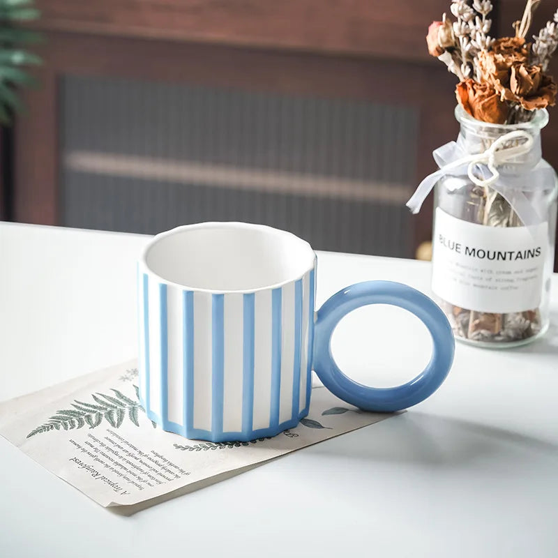 Caneca de Cerâmica Listrada com Alça Grande
