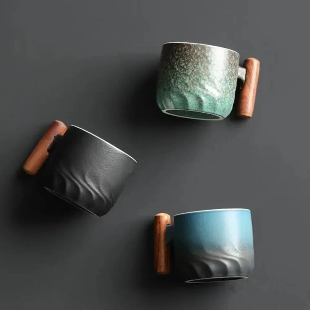 Caneca de Cerâmica com Cabo de Madeira para Café e Chá
