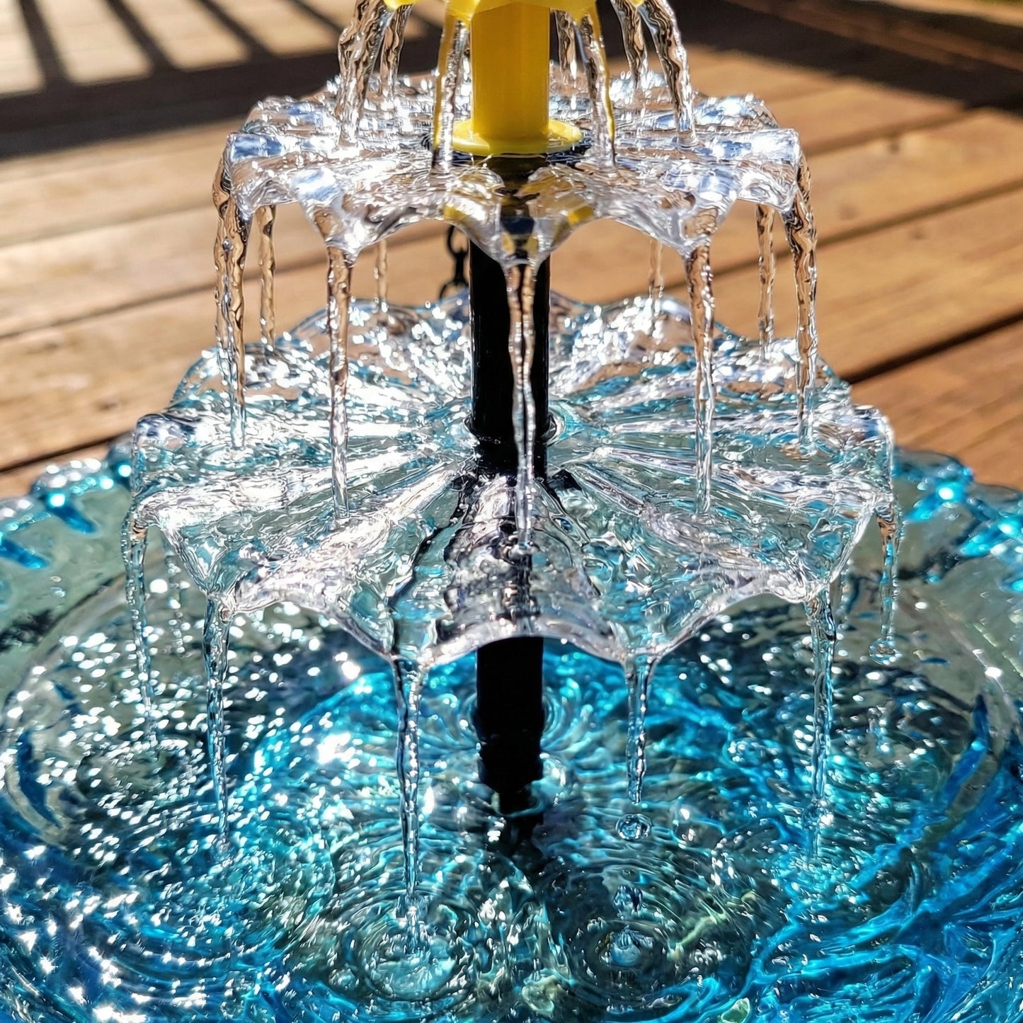 AquaBird - Fonte Solar Suspensa para Banho de Pássaros