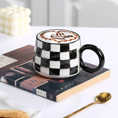 Caneca de Cerâmica Xadrez Preto e Branco
