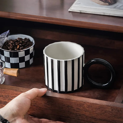Caneca de Cerâmica Listrada com Alça Grande
