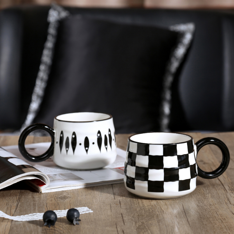 Caneca de Cerâmica Xadrez Preto e Branco