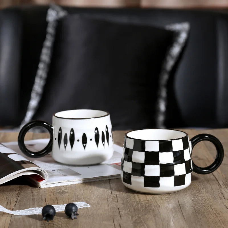 Caneca de Cerâmica Xadrez Preto e Branco