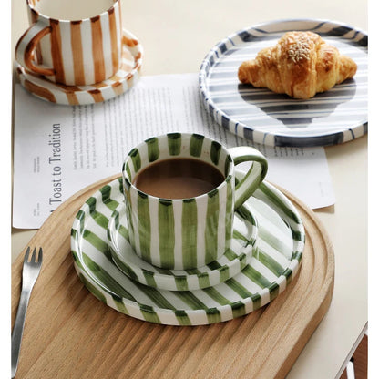 Xícara de Porcelana Listrada para Café da Manhã