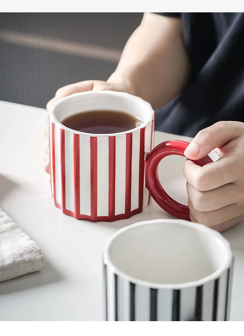 Caneca de Cerâmica Listrada com Alça Grande