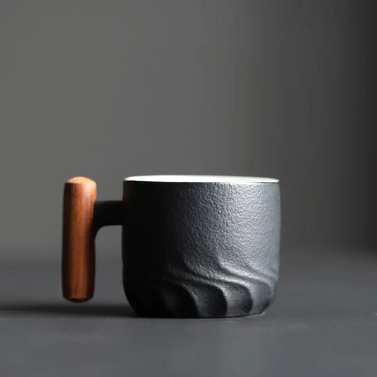 Caneca de Cerâmica com Cabo de Madeira para Café e Chá