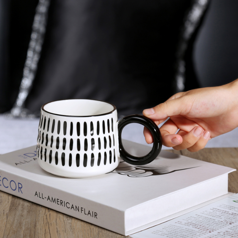 Caneca de Cerâmica Xadrez Preto e Branco