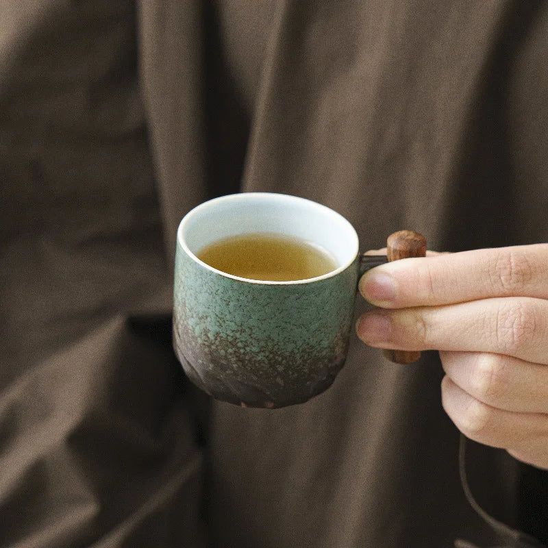 Caneca de Cerâmica com Cabo de Madeira para Café e Chá