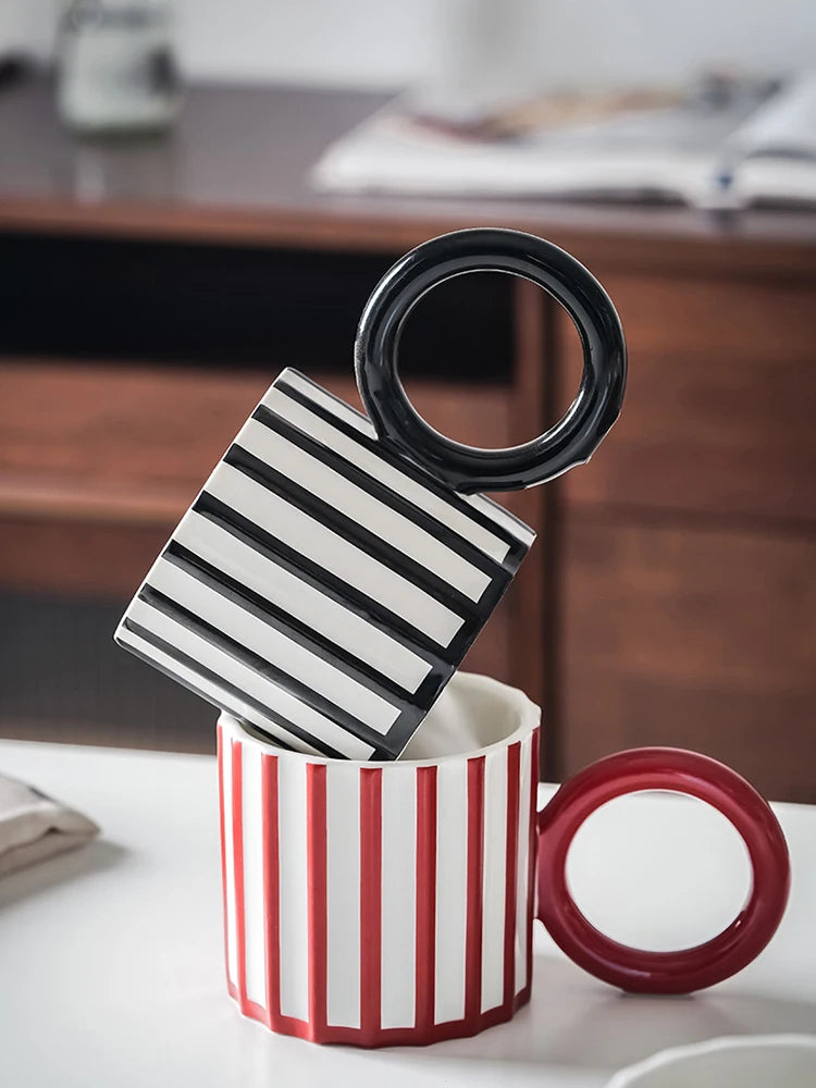 Caneca de Cerâmica Listrada com Alça Grande