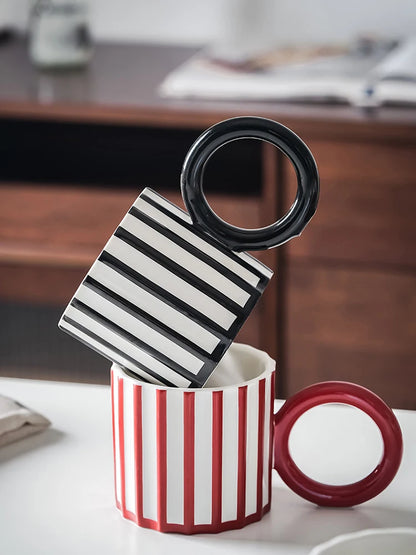 Caneca de Cerâmica Listrada com Alça Grande