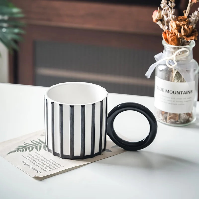 Caneca de Cerâmica Listrada com Alça Grande