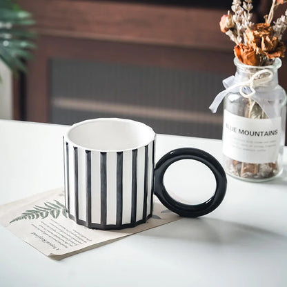 Caneca de Cerâmica Listrada com Alça Grande