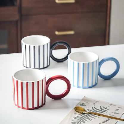 Caneca de Cerâmica Listrada com Alça Grande
