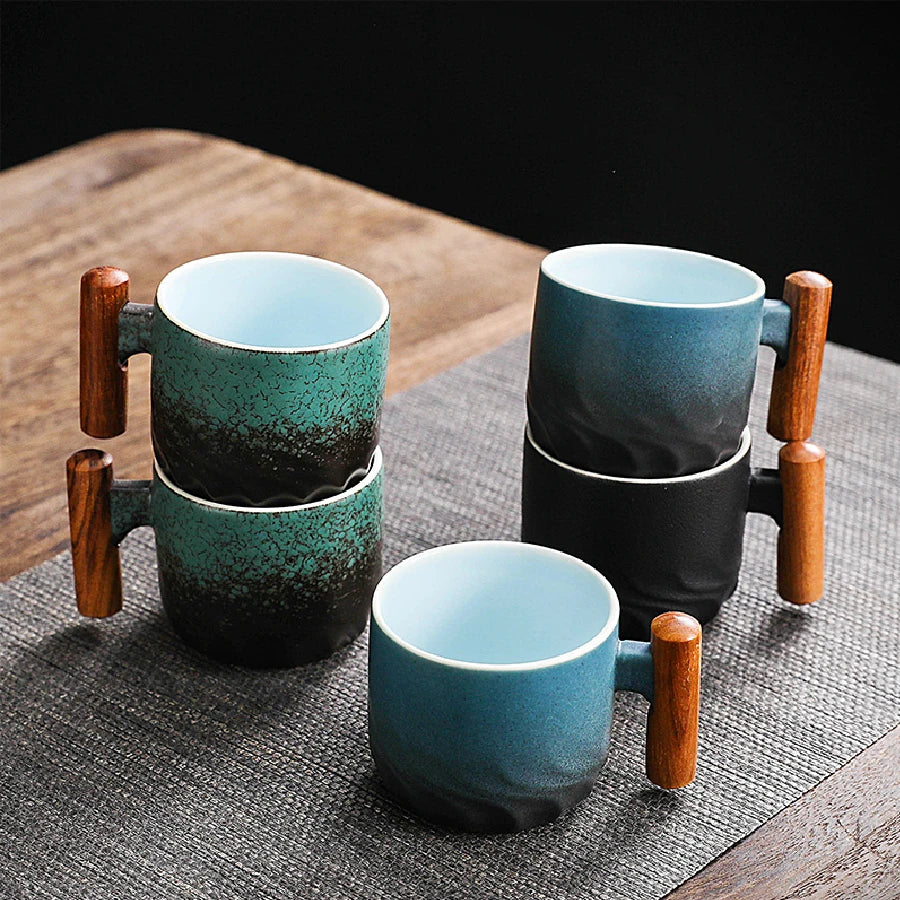 Caneca de Cerâmica com Cabo de Madeira para Café e Chá