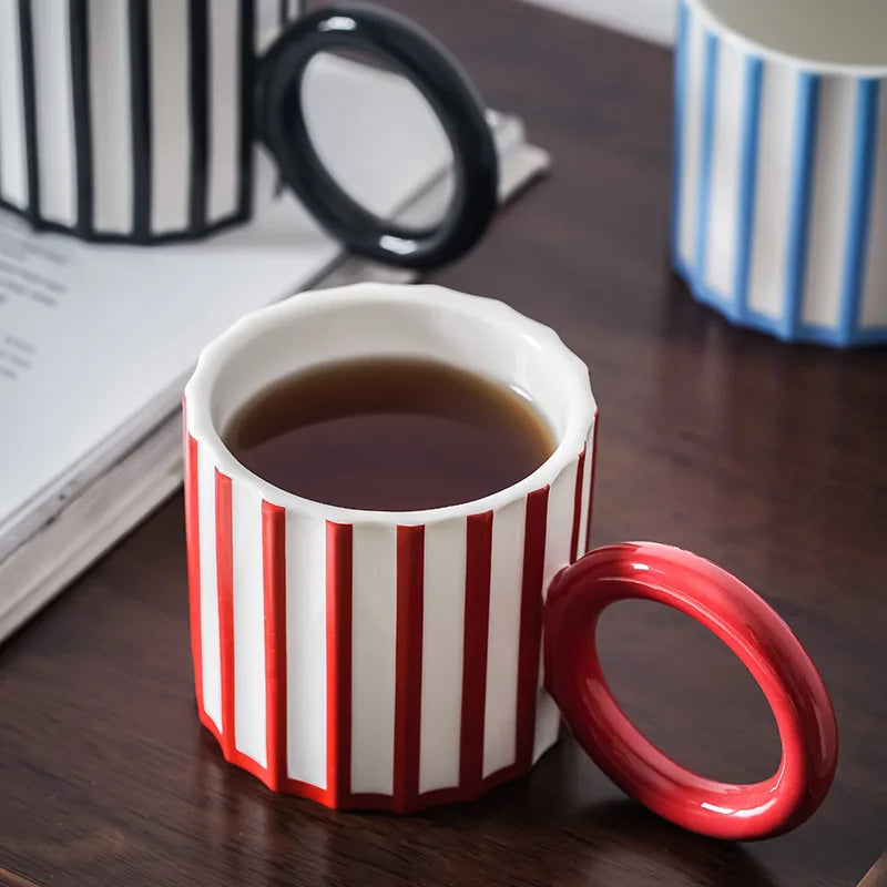 Caneca de Cerâmica Listrada com Alça Grande