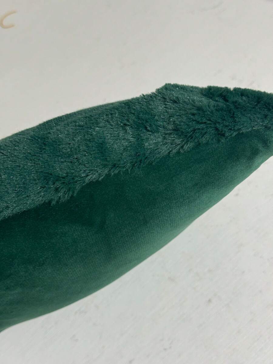Capa de almofada de Natal verde com árvore em pelúcia, laço vermelho e enfeites decorativos