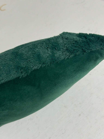 Capa de almofada de Natal verde com árvore em pelúcia, laço vermelho e enfeites decorativos