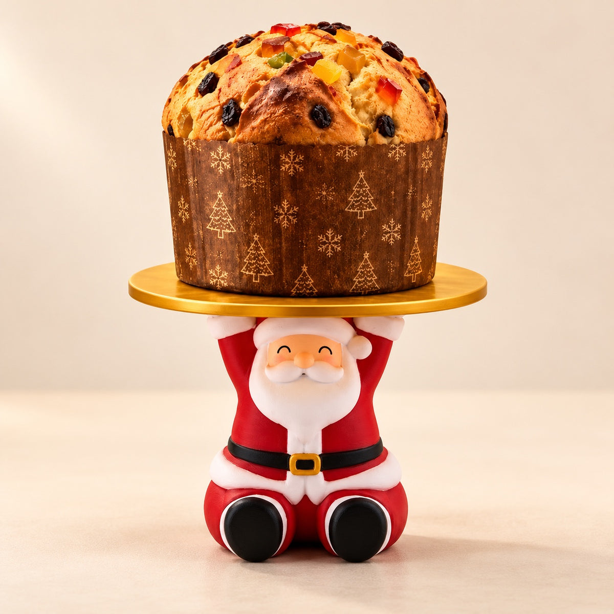 Porta-panetone Papai Noel com prato dourado e panetone em fundo claro