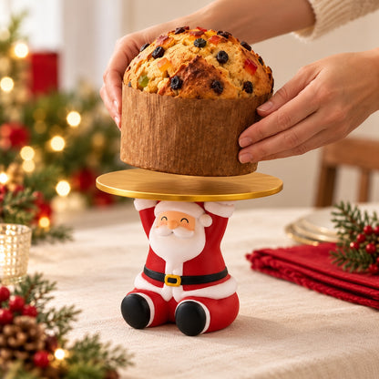 Porta-panetone Papai Noel em uso, com mãos colocando um panetone no prato dourado