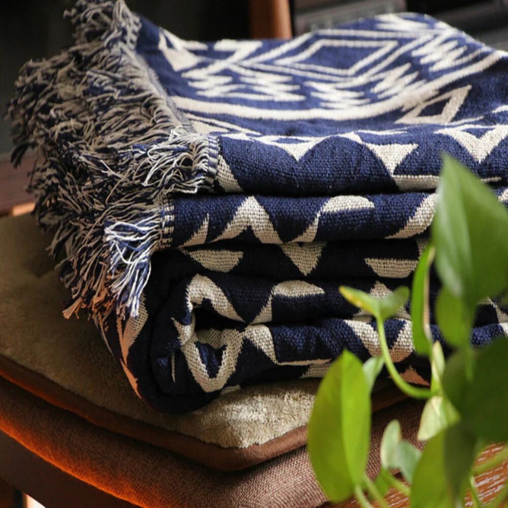 Manta boho reversível Nomad sobre sofá