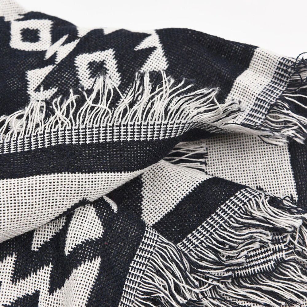 Manta boho reversível Nomad em composição decorativa