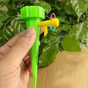 Regador automático GotaVerde instalado em vaso de planta